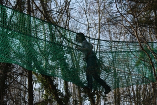 Dans les filets du parcours aventure en hauteur